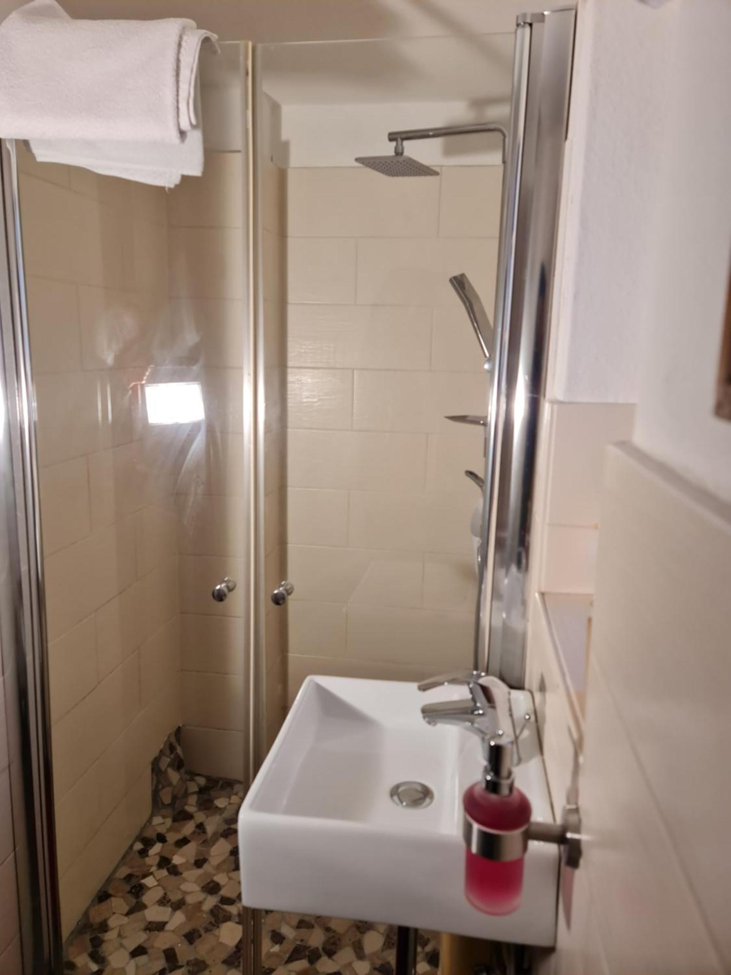 Schönste Lage Am Rhein In Unmittelbarer Stadtnähe, Frühstückspension *